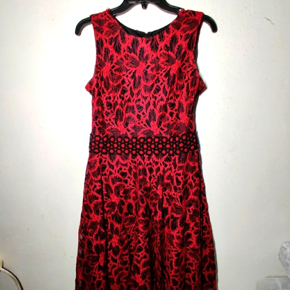 💃Taylor laced-floral red midi-dress 🌹 - Picture 3 of 7